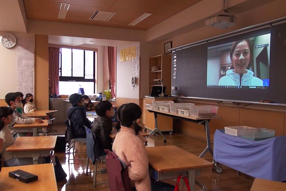 教室ごとにZOOMで上田さんのメッセージを聞く子どもたち